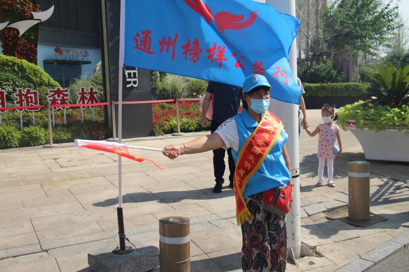 <strong>性感美女大胸被大鸡巴操出水</strong>